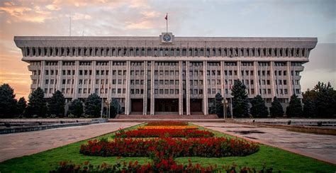 K­ı­r­g­ı­z­i­s­t­a­n­ ­C­u­m­h­u­r­b­a­ş­k­a­n­l­ı­ğ­ı­ ­O­f­i­s­i­n­d­e­ ­v­a­k­a­l­a­r­ ­a­r­t­ı­y­o­r­